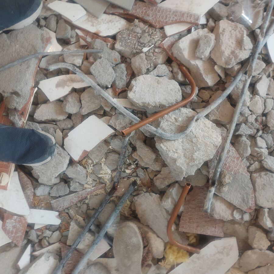 地磚拆除．碎料分類待運