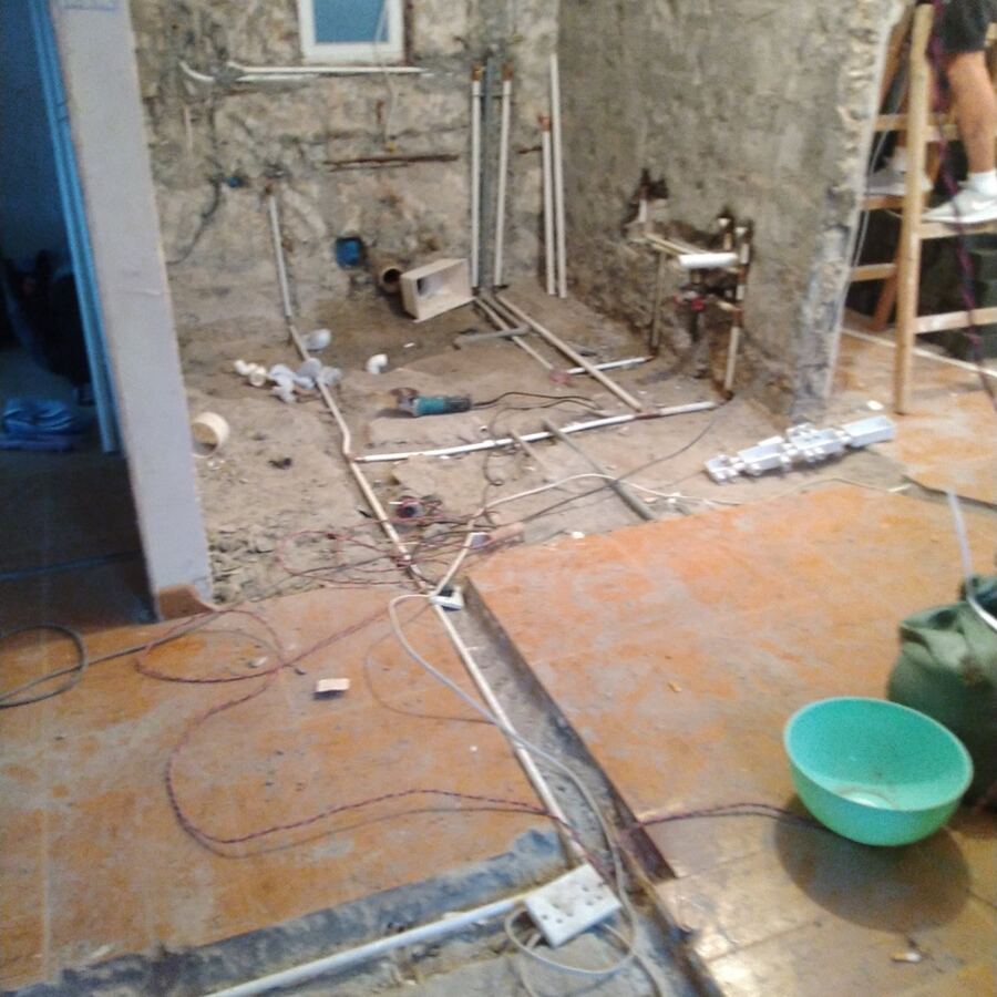 全屋水電裝修進行中．舊地磚拆除