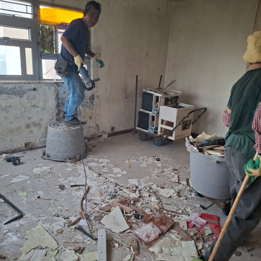 全屋清拆進行中．師傅同步剷牆批灰